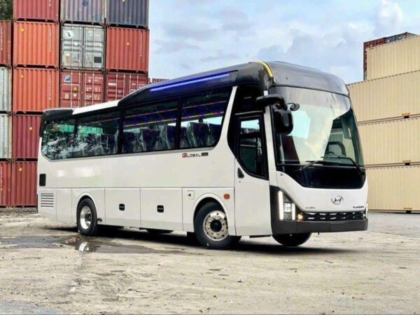 Xe Universe 29 chỗ